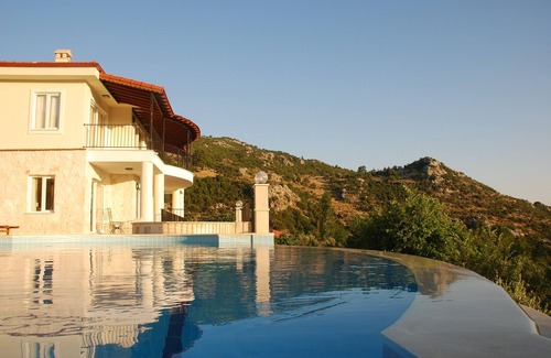 Islamlar Villa | Luxury secluded five bedroom Villa Heated Pool Jacuzzi, Unobstructed views