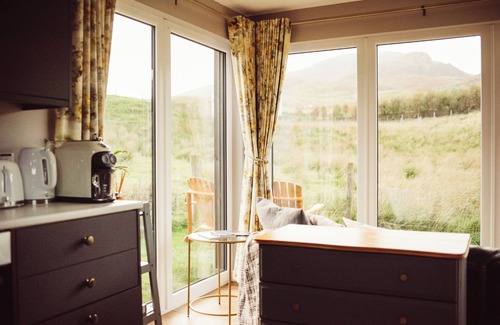 Digg Cabin | Luxury self-catering cabin - panoramic mountain views, short walk from the beach