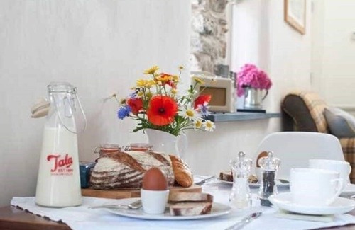 Totnes House | Luxury self-contained cottage for two with wood fired hot tub