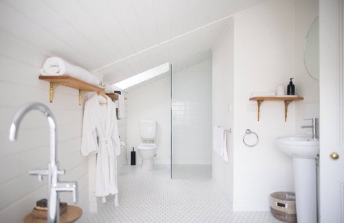 Athelstone House | LUXURY SELF-CONTAINED LOFT
