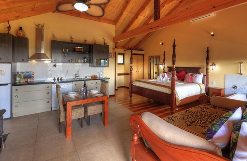 Balmoral Ridge House | Luxury self-contained villa with double bed, double spa, fireplace, and kitchen.