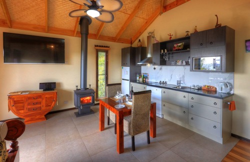 Balmoral Ridge House | Luxury self-contained villa with double bed, double spa, fireplace, and kitchen.