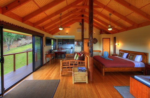 Balmoral Ridge House | Luxury self-contained villa with king bed, double spa, fireplace, and kitchen.