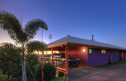 Balmoral Ridge House | Luxury self-contained villa with two rooms, king and queen beds, double spa, fireplace, and kitchen.