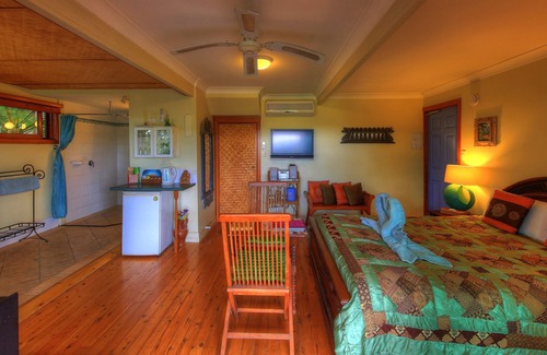 Balmoral Ridge House | Luxury self-contained villa with king bed, double spa, fireplace, and kitchen.