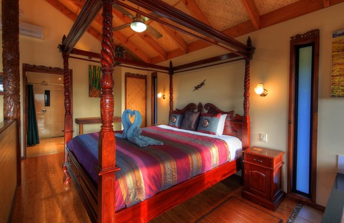 Balmoral Ridge House | Luxury self-contained villa with king bed, double spa, fireplace, and kitchen.