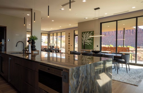 Ivins House | Luxury Service 2 Bedrooms - Sleeps 4 – Private Pool - Daily HSK