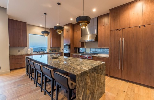 Ivins House | Luxury Service 2 King Suites & PRIVATE Pool – Sleeps 4 – Daily HK