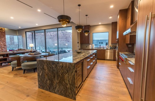 Ivins House | Luxury Service 2 King Suites & PRIVATE Pool – Sleeps 4 – Daily HK