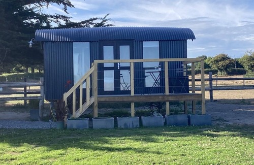 Dragey-Ronthon Cabin | Luxury Shepherd's Hut near the beach