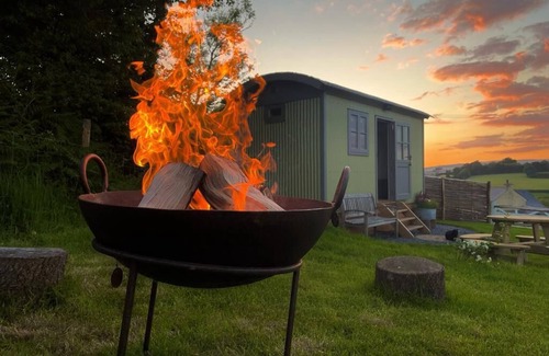 Modbury Cabin | Luxury Shepherd Hut on Small South Devon Farm