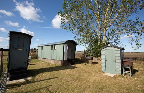 Huntingdon House | Luxury shepherd's hut - sleeps 2 adults 2 children. Access to hot tub & sauna.