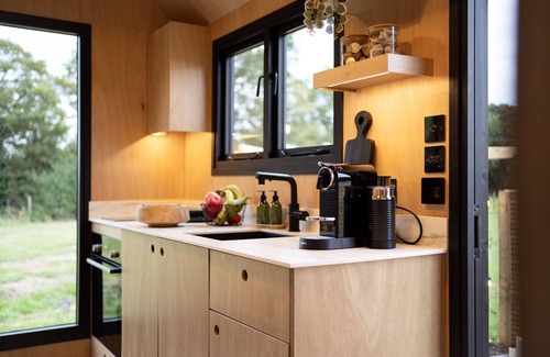 Colchester Apartment | Luxury Shepherds Hut with outdoor area and hot tub