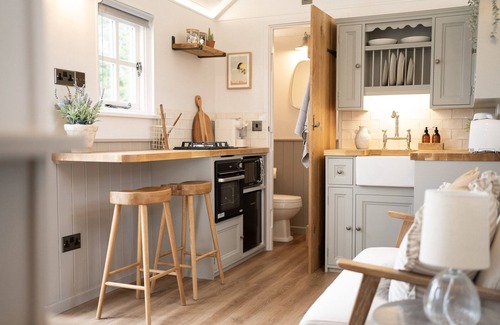 Colchester Apartment | Luxury Shepherds Hut with outdoor area and hot tub