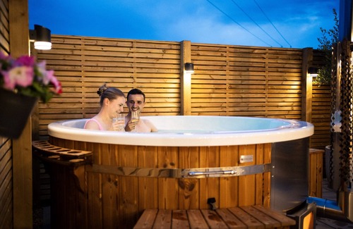 Colchester Apartment | Luxury Shepherds Hut with outdoor area and hot tub