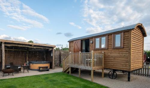 Shackerstone Other | Luxury Shepherds Hut, Hot Tub & Fenced Garden