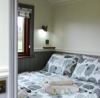 Shackerstone Other | Luxury Shepherds Hut, Hot Tub & Fenced Garden