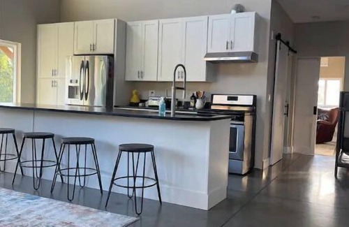 Mount Vernon Apartment | Luxury shome, views above Skagit Valley- EV charge
