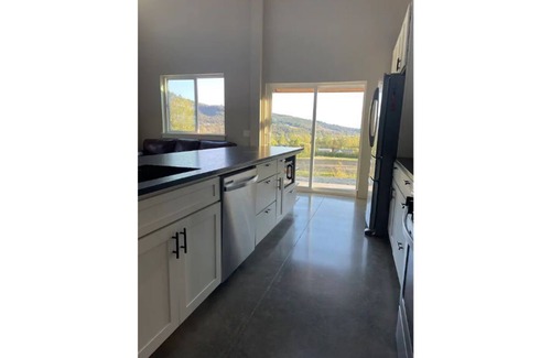 Mount Vernon Apartment | Luxury shome, views above Skagit Valley- EV charge