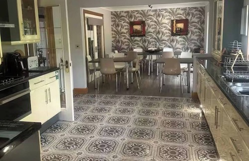 Shotts House | Luxury Shotts Retreat with 5 Bedrooms