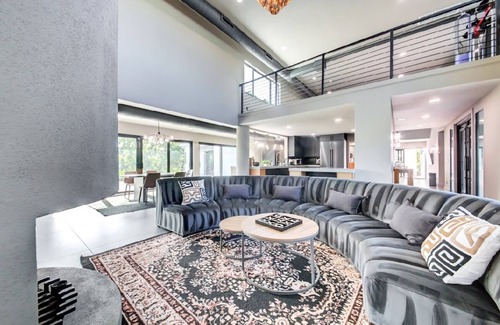 Siesta Key House | Luxury Siesta Key Wellness Retreat. 5-10 min walk to Siesta Beach and Village