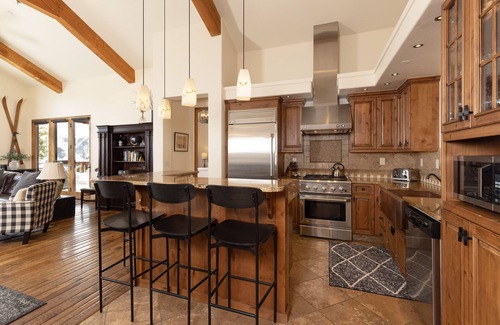 Big Sky Condo | Luxury Ski-in/Ski-out w/Private Hot Tub in Moonlight Basin - Alpine Meadows - The Eagles Nest