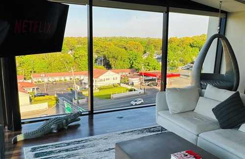 Saugus Condo | Luxury Skyline Penthouse - 1 Bedroom condo