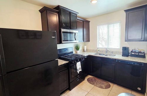 Sunrise Manor House | ⭐️ Luxury, Sleek & Modern Vibes! Stylish home just 15 min to Downtown! ✅️