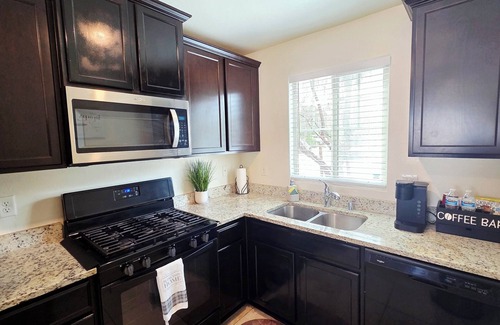 Sunrise Manor House | ⭐️ Luxury, Sleek & Modern Vibes! Stylish home just 15 min to Downtown! ✅️