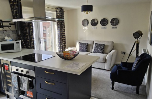 Doncaster House | Luxury Small Cozy House With Lake View