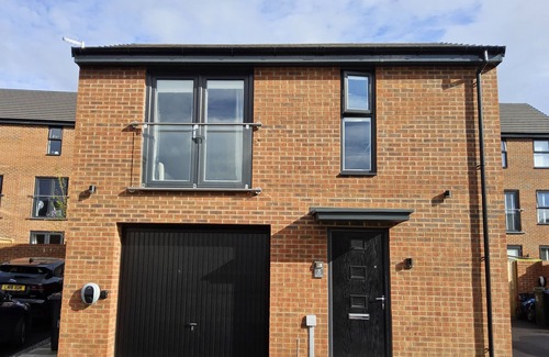 Doncaster House | Luxury Small Cozy House With Lake View
