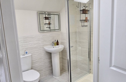 Doncaster House | Luxury Small Cozy House With Lake View
