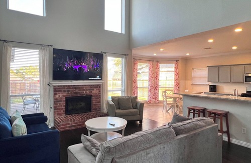 McKinney House | Luxury Spacious 4-BR Retreat with Pool Table, BBQ, and sleep 18