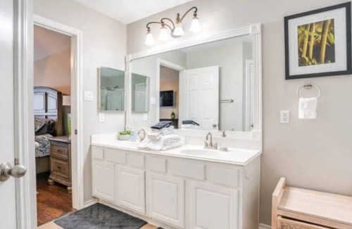 Cypress House | Luxury Spacious 5 bedroom Home with FREE WiFi and parking