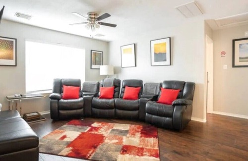 Cypress House | Luxury Spacious 5 bedroom Home with FREE WiFi and parking