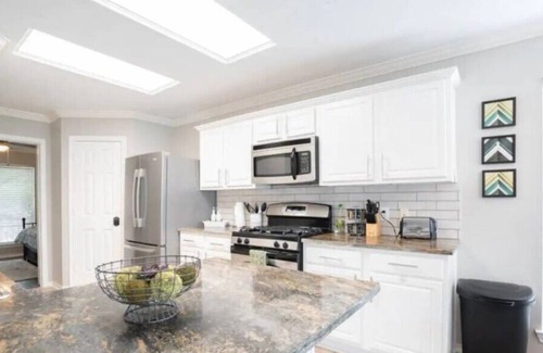 Cypress House | Luxury Spacious 5 bedroom Home with FREE WiFi and parking