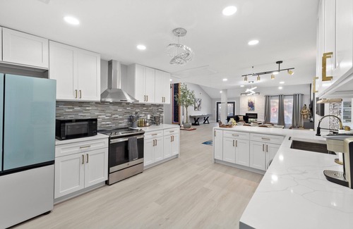 Mission Bend House | Luxury Spacious 5-bedroom house with Warm Heated pool n& Games