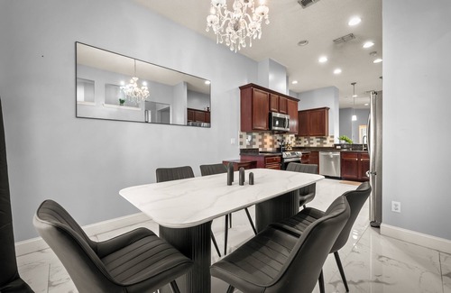 Southside House | Luxury Spacious 5-bedroom house in Jacksonville with AC, WiFi, fitness equipment