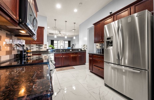 Southside House | Luxury Spacious 5-bedroom house in Jacksonville with AC, WiFi, fitness equipment