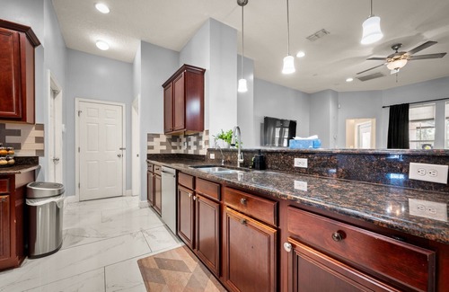 Southside House | Luxury Spacious 5-bedroom house in Jacksonville with AC, WiFi, fitness equipment