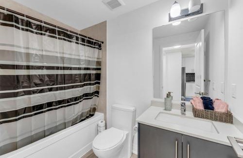 Brampton Apartment | Luxury Spacious Apartment 10 min to Airport Wifi