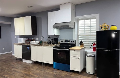 Baileys Crossroads Apartment | Luxury Spacious & Bright 4 Bedroom Suite