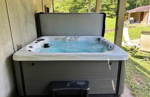 Logan House | Luxury Spacious Cabin Hot Tub, Theater, 5 Acres in Hocking Hills