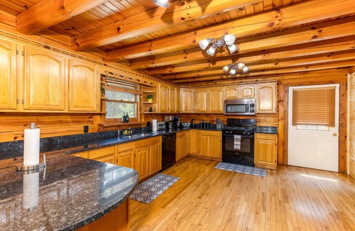 Logan Cabin | Luxury Spacious Cabin: Hot Tub, Theater, 5 Acres in Hocking Hills