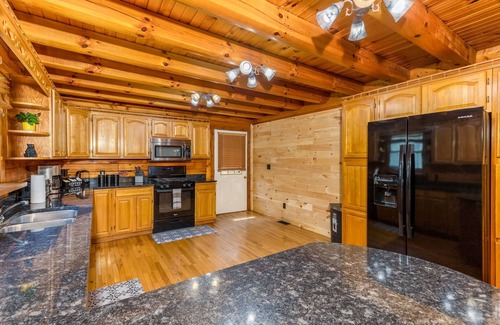 Logan Cabin | Luxury Spacious Cabin: Hot Tub, Theater, 5 Acres in Hocking Hills