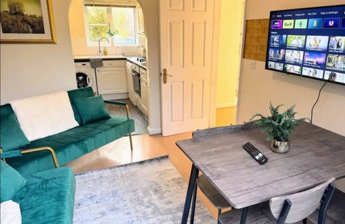 Willesborough House | Luxury spacious Detached Ashford Home with parking & garage