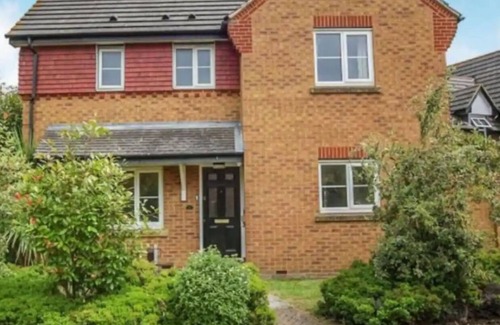 Willesborough House | Luxury spacious Detached Ashford Home with parking & garage