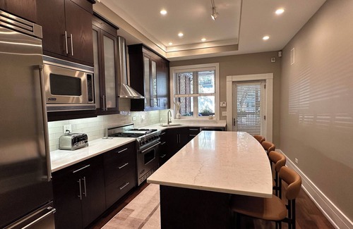 Park West Condo | Luxury, spacious first floor brownstone in east Lincoln Park