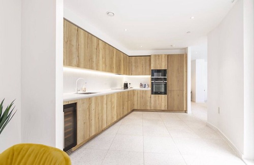 Stepney Green Apartment | Luxury Spacious Flat with Communal Gardens Parking