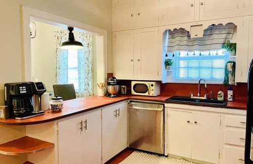 Sleepy Hollow House | Luxury Spacious Historic Home - College Hill - 2mi. to Downtown